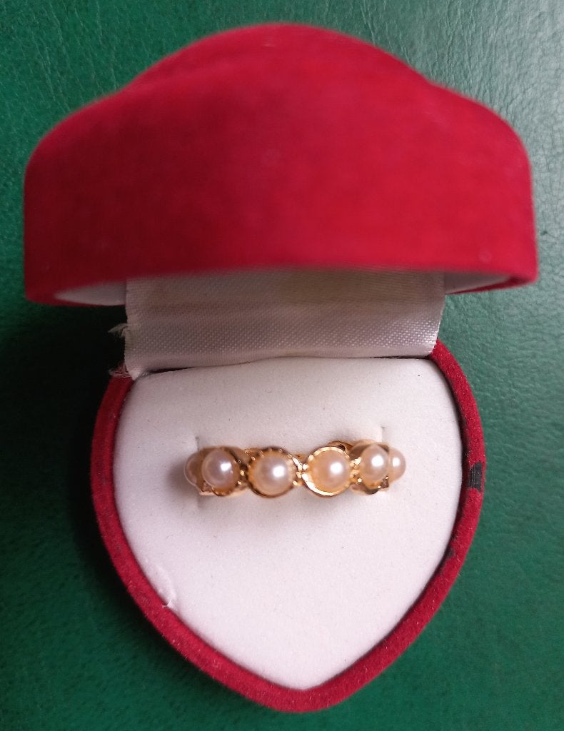Ring - goudkleurig - met pareltjes (NIEUW), Nieuw, Ophalen of Verzenden, Kleiner dan 17, Dame