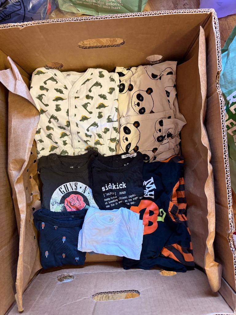 Doos vol met baby kleding, wikkeldoek en schoenen, Ophalen, Zo goed als nieuw, Jongetje, Setje