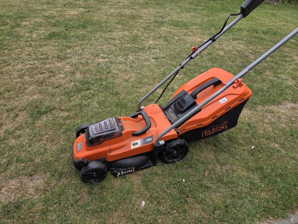 BLACK+DECKER 18V 33cm Grasmaaier, 35L opvangbak, Ophalen, Cirkelmaaier, Accu-grasmaaier, Opvangbak