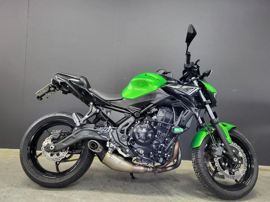Kawasaki Z 650 met Akrapovic en accessoires (bj 2020), Motoren, Bedrijf, Meer dan 35 kW, Overig, 650 cc