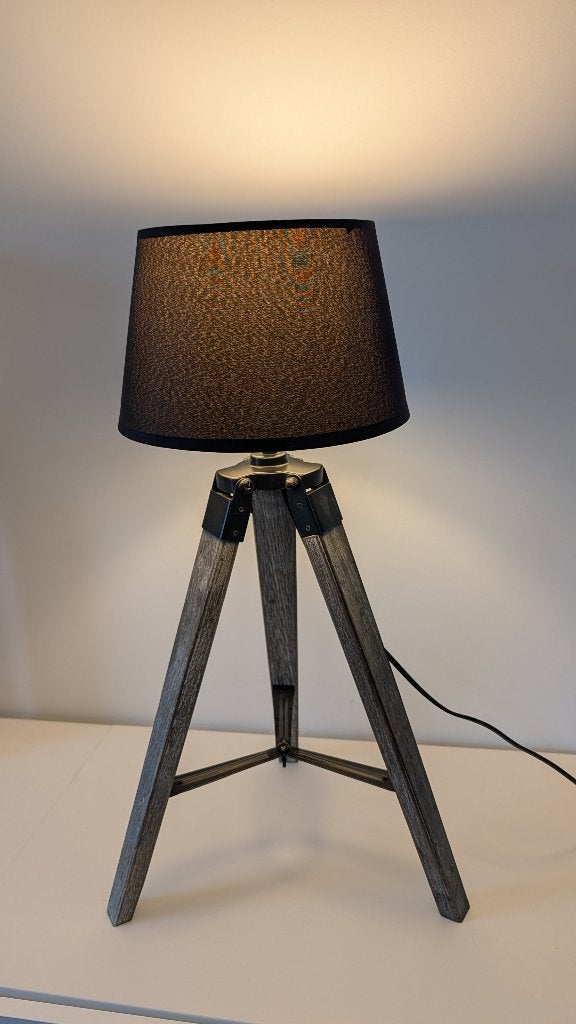 Industriële tripod tafellamp – hout met zwarte kap, Industriel, 60 cm, Lampe de bureau, Comme neuf