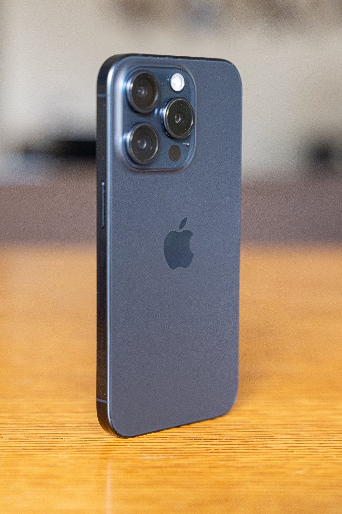 iPhone 15 Pro 256 GB - blauw titanium, Telecommunicatie, Blauw, Zo goed als nieuw, 81 %, Zonder simlock