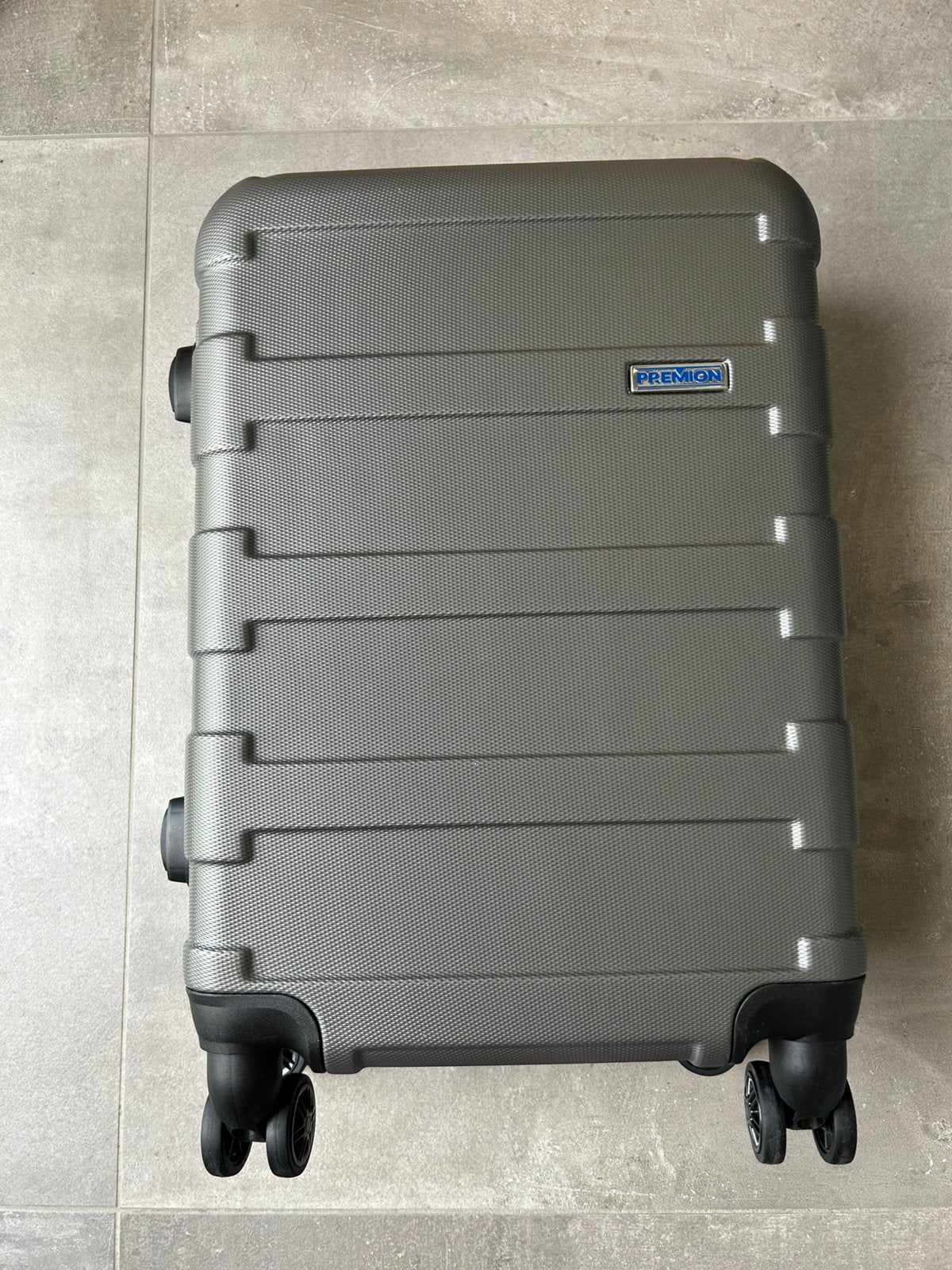 Zilvergrijze trolley. Nieuw!, Wieltjes, Hard kunststof, Nieuw, Minder dan 50 cm