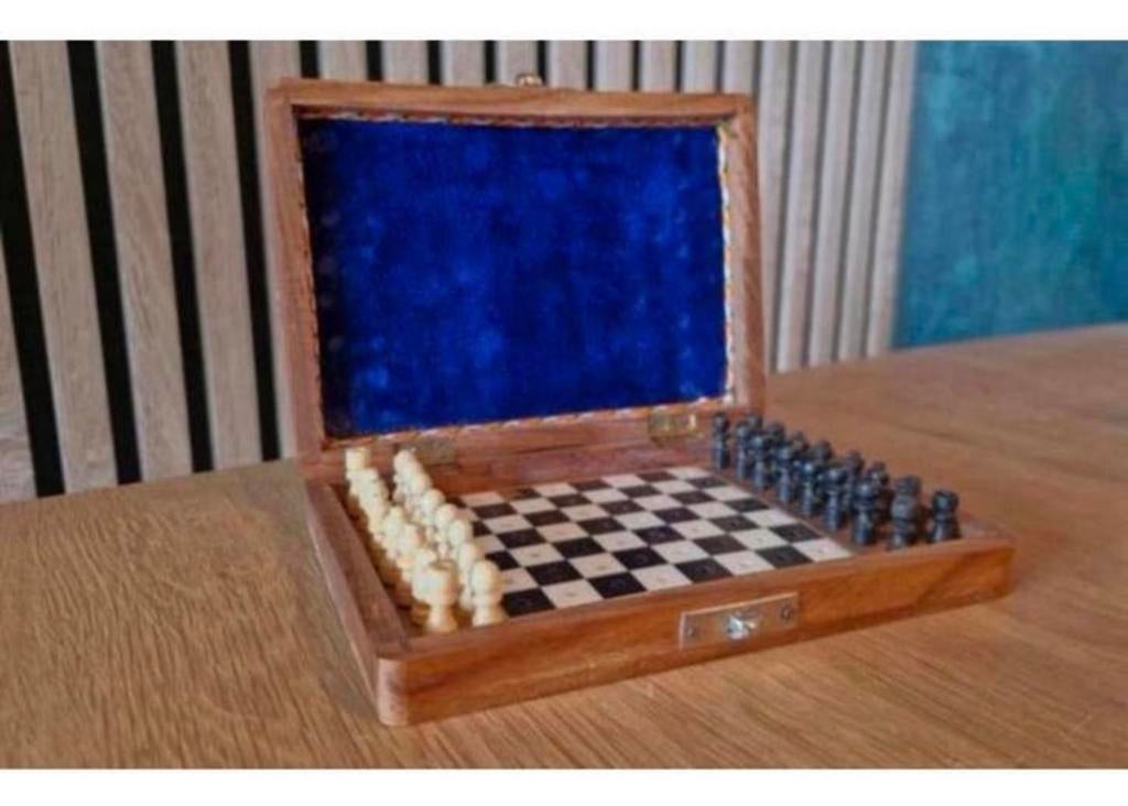 Schaakspel Hand carved massief Hout 1960-1970 gedetailleerd, Verzamelen, Ophalen of Verzenden, Zo goed als nieuw