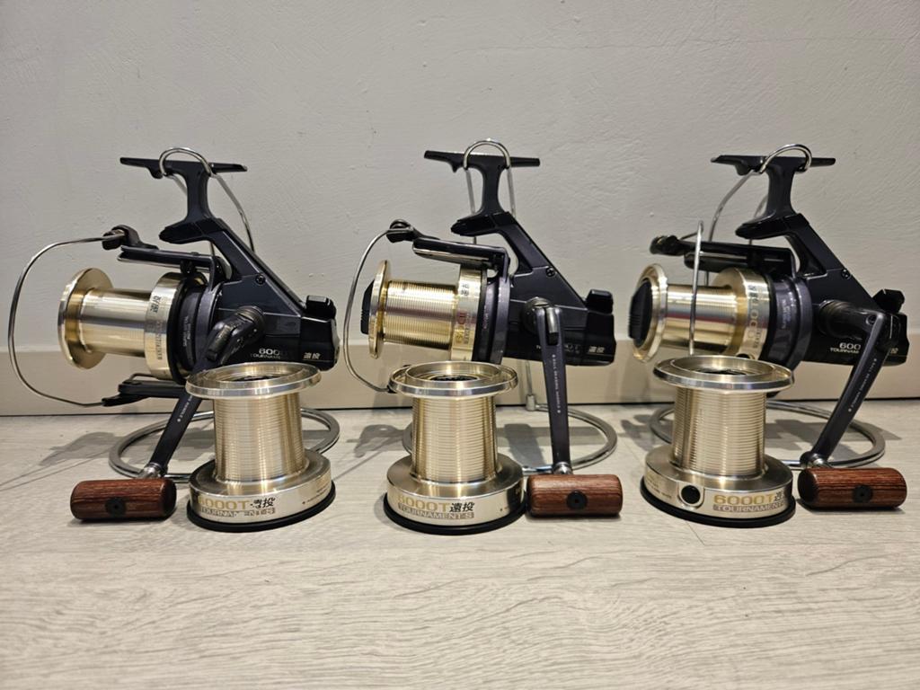 3 Daiwa Whisker Tournament 6000T 3 Spoelen, Watersport en Boten, Hengelsport | Karpervissen, Ophalen of Verzenden