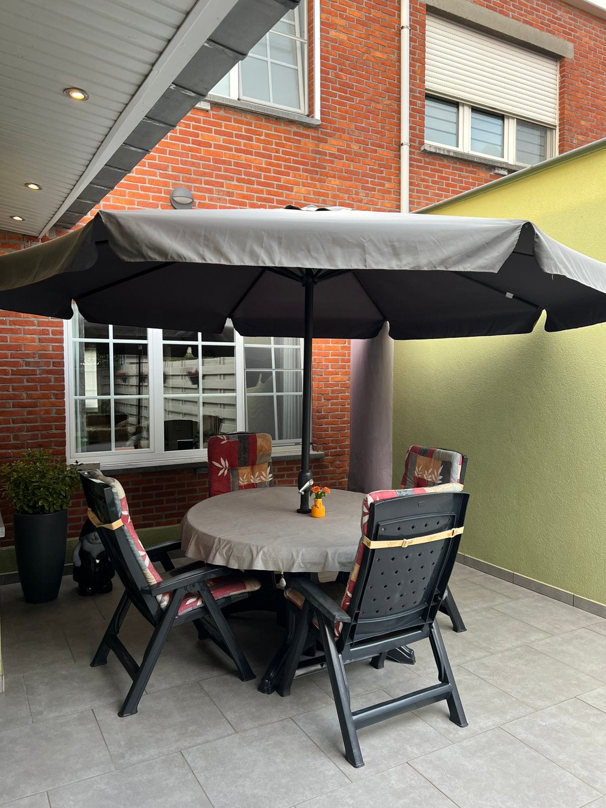 Tuintafel met verdtelbare tuindtoelen en parasol, Jardin & Terrasse, Ensembles de jardin, Salons de jardin, Synthétique, Enlèvement