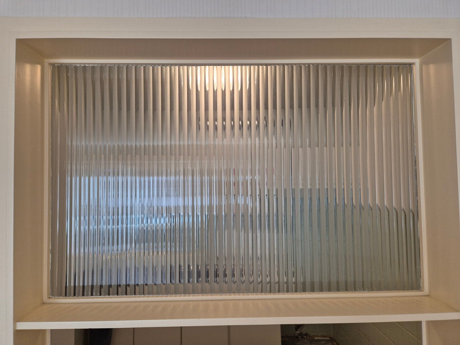 Cannelé glas geribbeld vast binnenraam met luik en 2 deuren, Ophalen