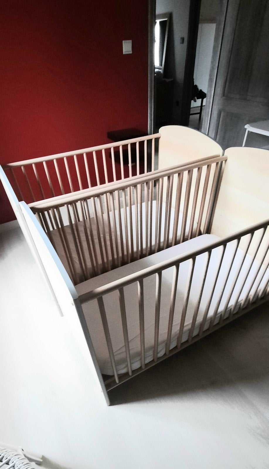 2 dezelfde babybedjes( tweeling), Ophalen