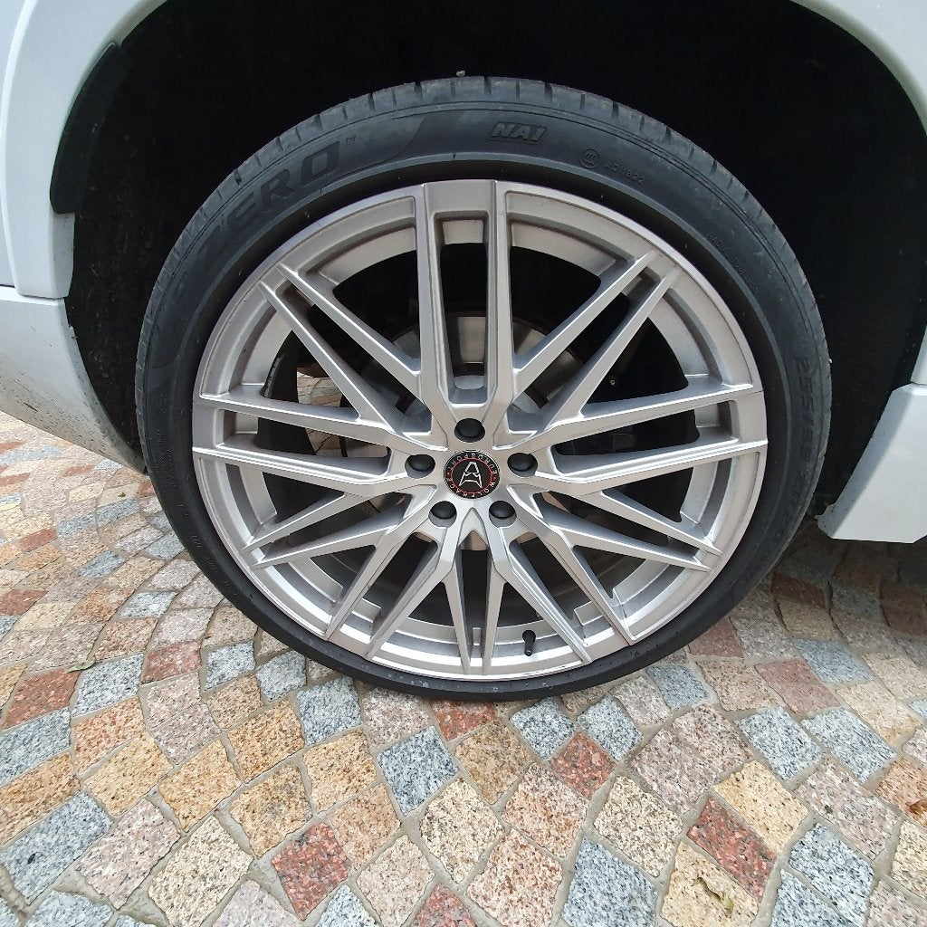 Action: 4 jantes VW, audi, cupra Ateca + Pneus Pirelli, Autos : Pièces & Accessoires, Pneus et Jantes, 255 mm, Enlèvement ou Envoi