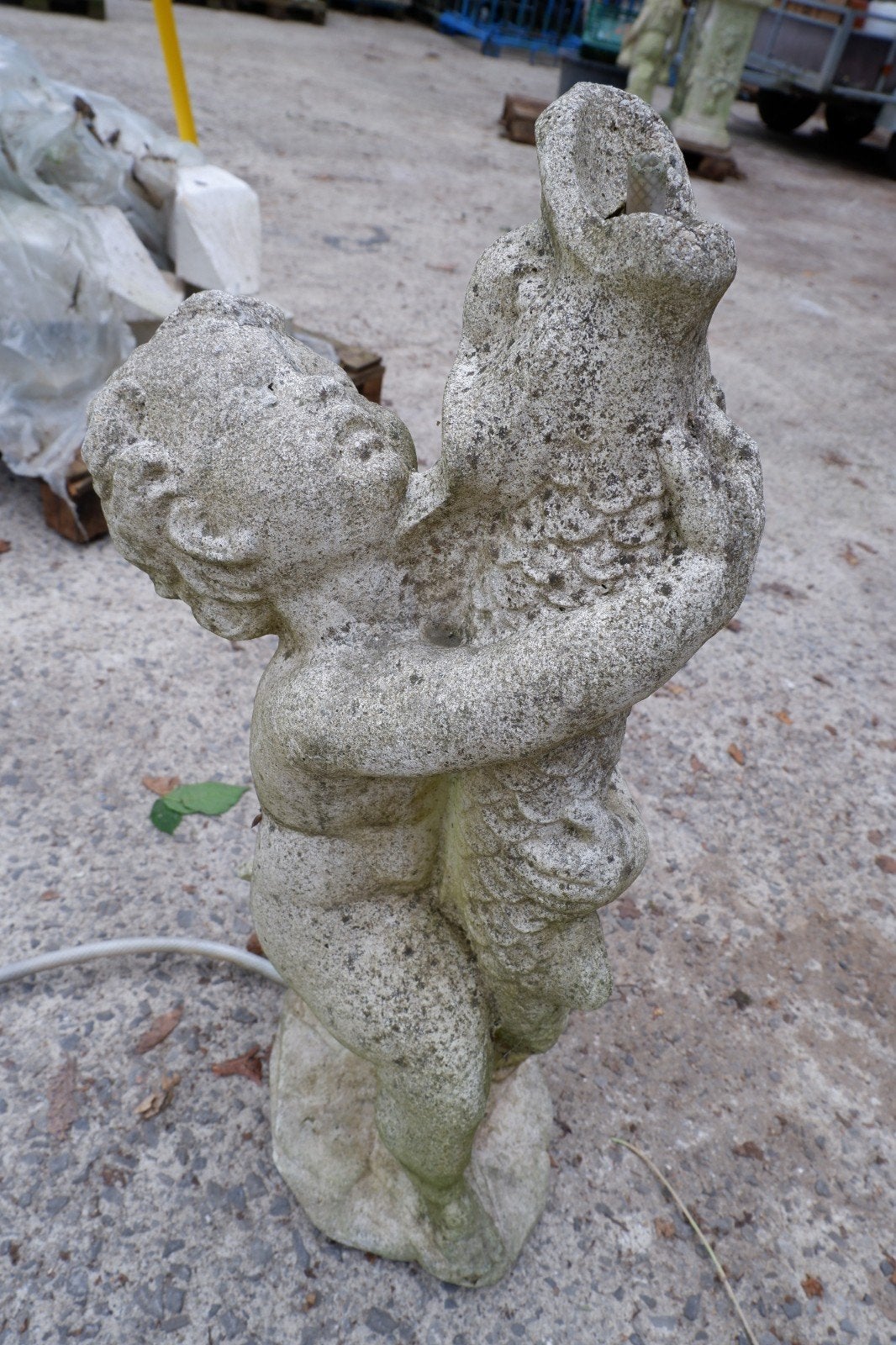 Statue fontaine en béton, Béton