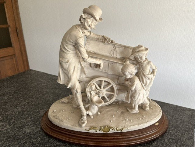 beeld Giuseppe Armani - straatmuzikant met kinderen, Ophalen, Groep mensen, 20 - 50 cm, Overige materialen