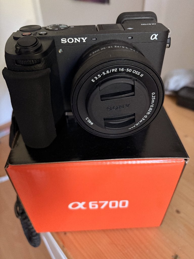 Sony a6700 + obj sony 16-50 II + grip + carte sd ETAT NEUF, TV, Hi-fi & Vidéo, Enlèvement, Appareil photo hybride, Sony