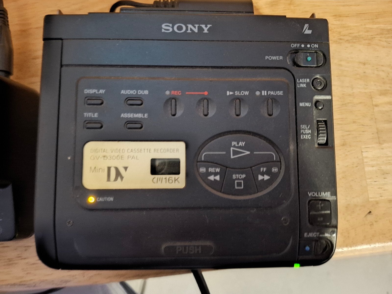 Sony GV-D300E PAL MiniDV Video Walkman + Lader – VOOR ONDERD, TV, Hi-fi & Vidéo, Enlèvement ou Envoi, Ne fonctionne pas, Sony