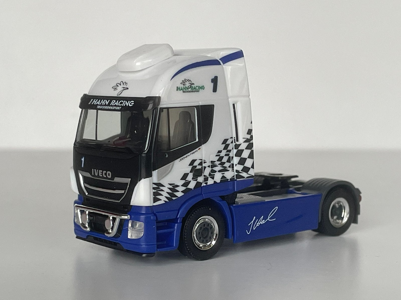 Herpa IVECO STRALIS Hahn Racing 1:87, Enlèvement ou Envoi, Comme neuf, Bus ou Camion, Herpa