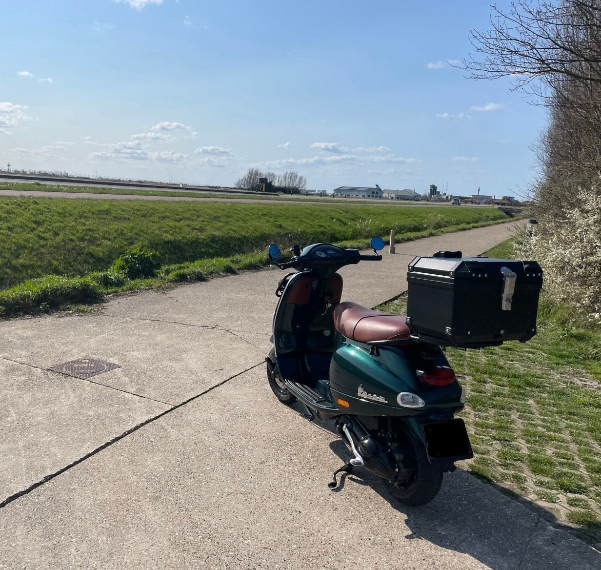 Vespa 125 als nieuw met slechts 7000km navigatie/Carplay, Fietsen en Brommers, Ophalen, Zo goed als nieuw
