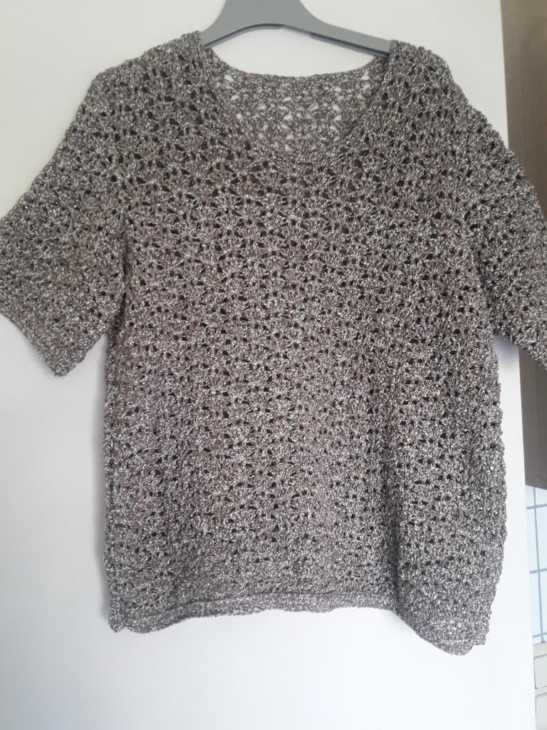 Nieuw, met de hand gehaakt truitje met korte mouwen., Hobby en Vrije tijd, Ophalen of Verzenden, Nieuw, Haken, Overige typen