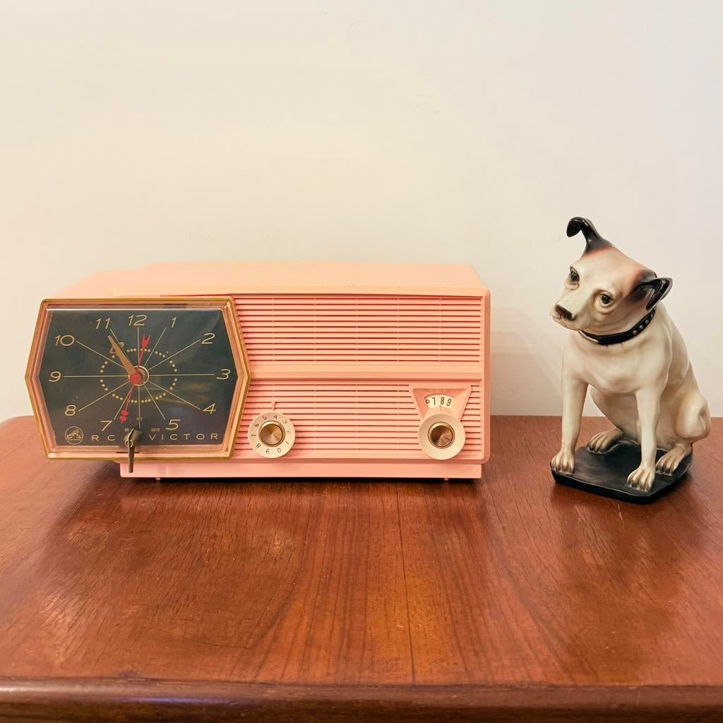 VINTAGE WEKKERRADIO RCA VICTOR BABY PINK AMERIKAANS 1960’s, Antiek en Kunst, Verzenden