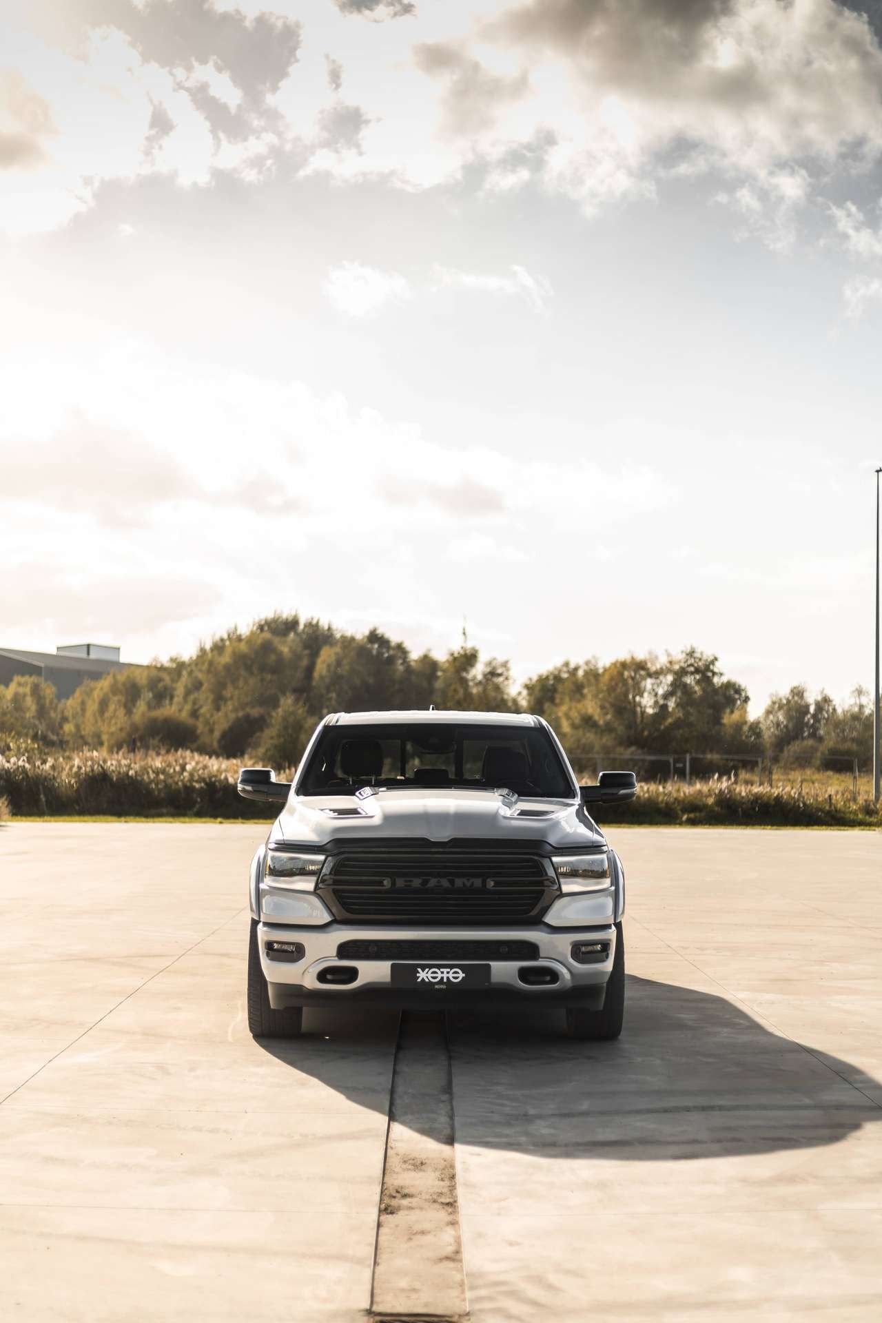Dodge Ram 1500 5.7 V8 HEMI LARAMIE NIGHT EDITION * PRINS LPG, Autos, Cuir, Argent ou Gris, Euro 6, Ordinateur de bord