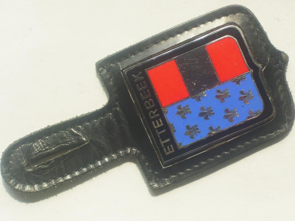 Breloque pucelle pectorale police obsolète Polcom Etterbeek, Envoi, Gendarmerie, Emblème ou Badge