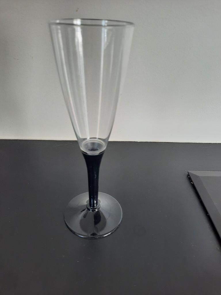 18 Champagne glazen, plastic zwarte voet, cava, herbruikbaar, Verzamelen, Ophalen of Verzenden, Zo goed als nieuw