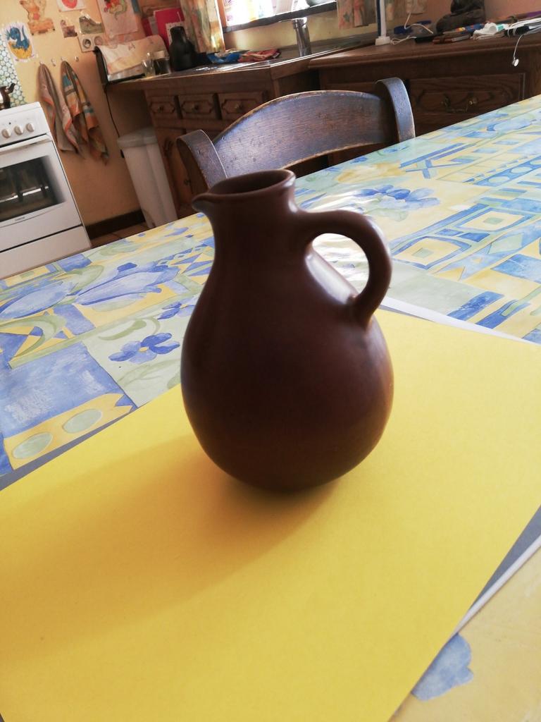 Cruche artisanale en grès. Brune. Signée., Enlèvement ou Envoi, Comme neuf