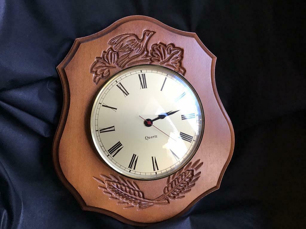 Horloge quartz - sur socle en bois - fonctionne, Antiquités & Art