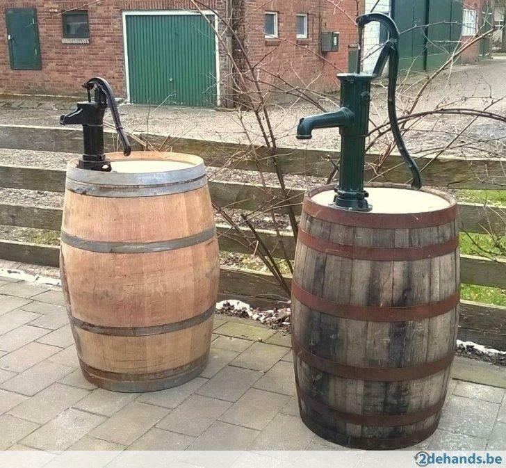 Eiken regenton met nieuwe werkende handpomp; wijnvaten, kuip, Neuf