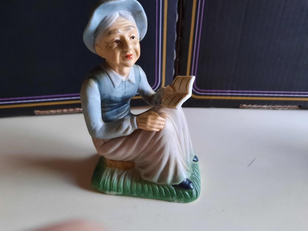 porcelein biscuit : oma aan het lezen, Enlèvement ou Envoi