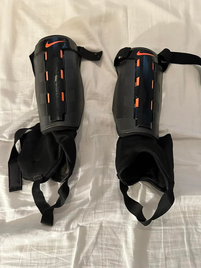 Protège-tibias Nike en parfait état, Taille L, Enlèvement ou Envoi, Comme neuf, Autres types