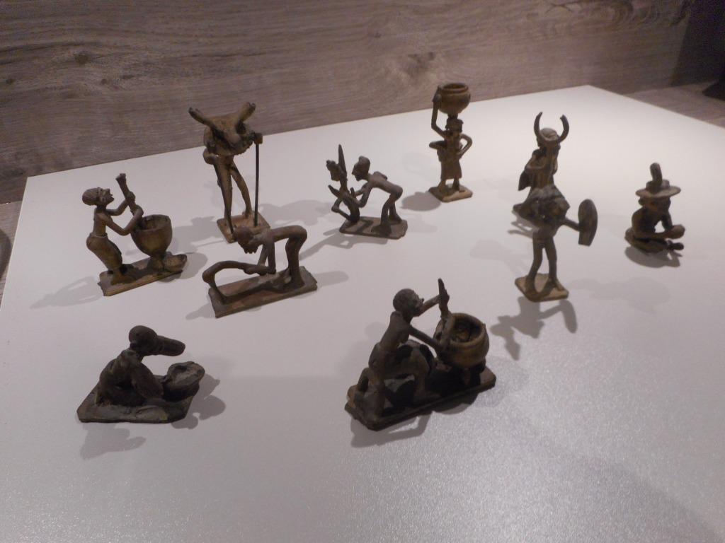 10 afrikaanse tribal art beeldjes brons (lees tekst!), Antiek en Kunst, Ophalen of Verzenden