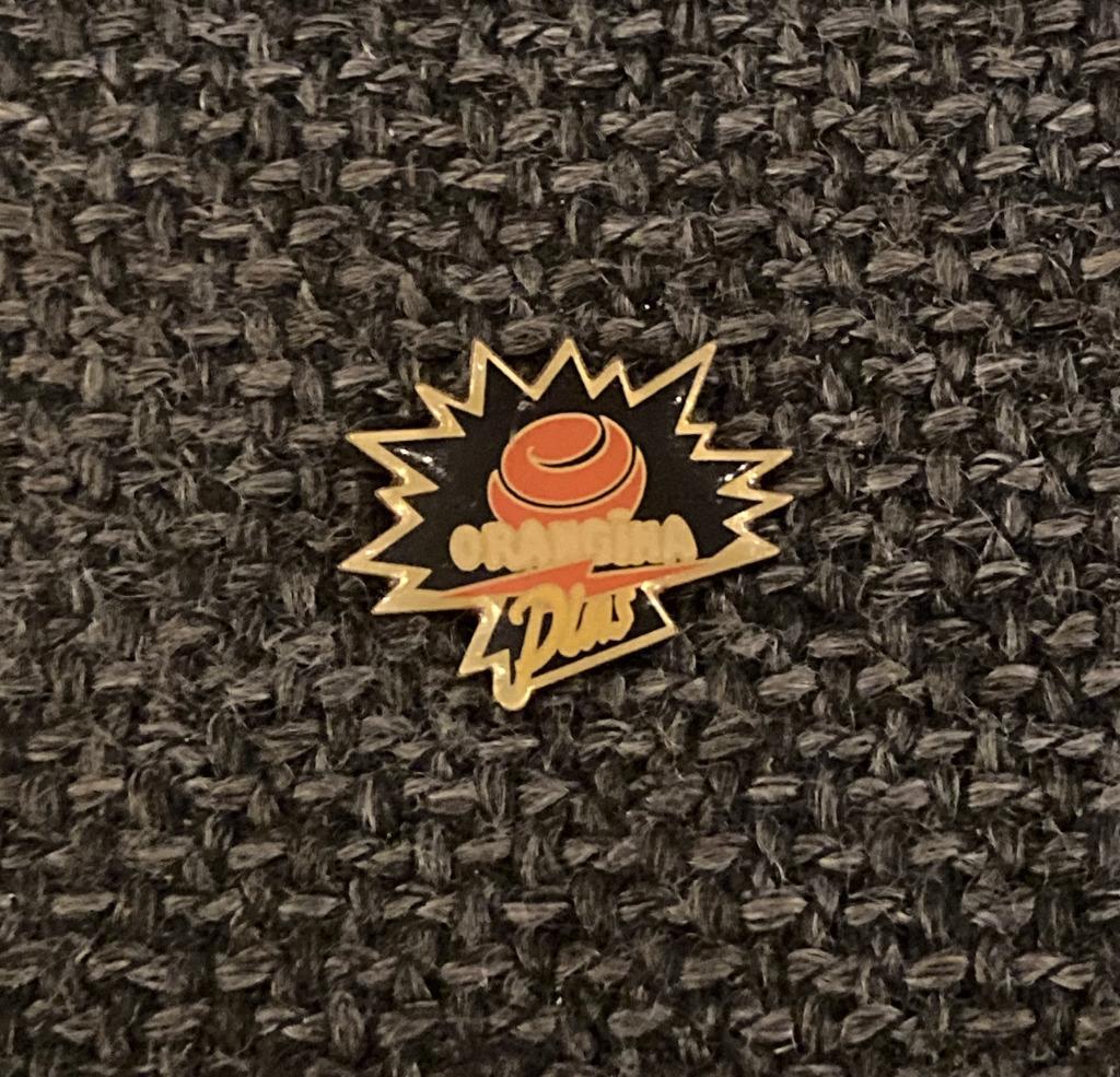 PIN - ORANGINA - LIMONADE - LEMONADE, Verzamelen, Verzenden, Gebruikt, Merk, Speldje of Pin