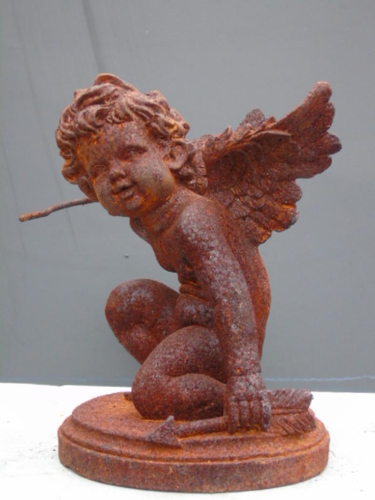 een roestige gepatineerde gietijzeren Cupido-cherubijn..., Ophalen, Nieuw, Metaal, Engelenbeeld