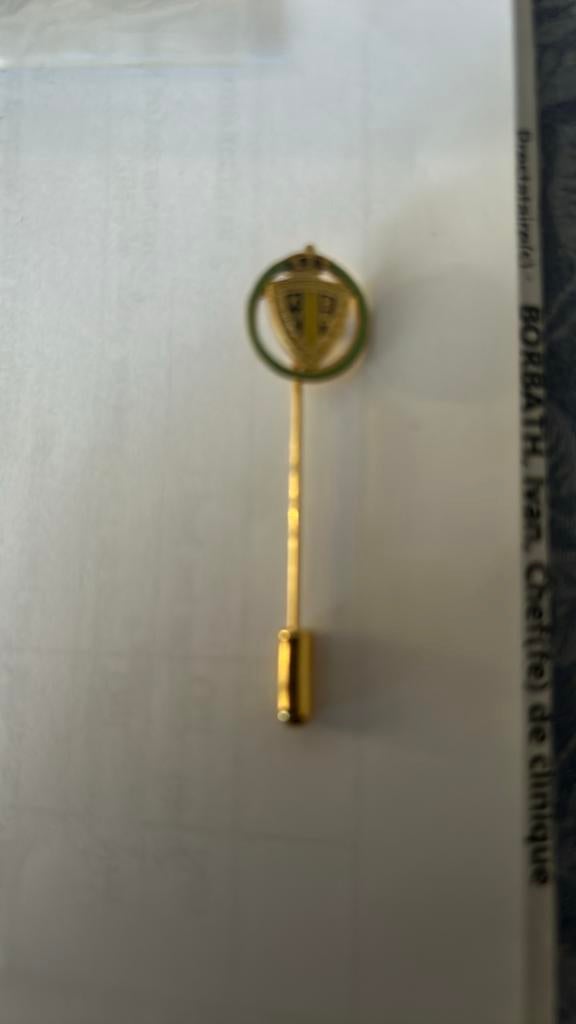 Pin's KVbv de la Fédération Belge de Football doré, Collections, Broches, Pins & Badges, Enlèvement ou Envoi, Comme neuf