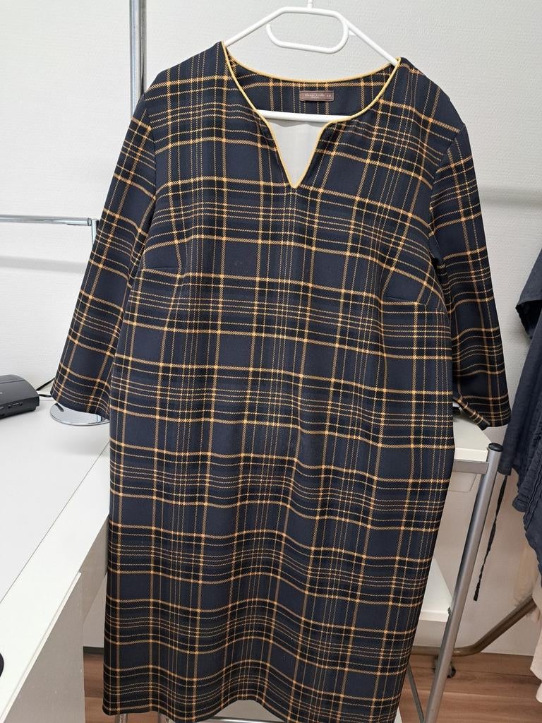 Donkerblauw geruite jurk. Ruiten zijn okergeel., Enlèvement ou Envoi, Comme neuf, Robe
