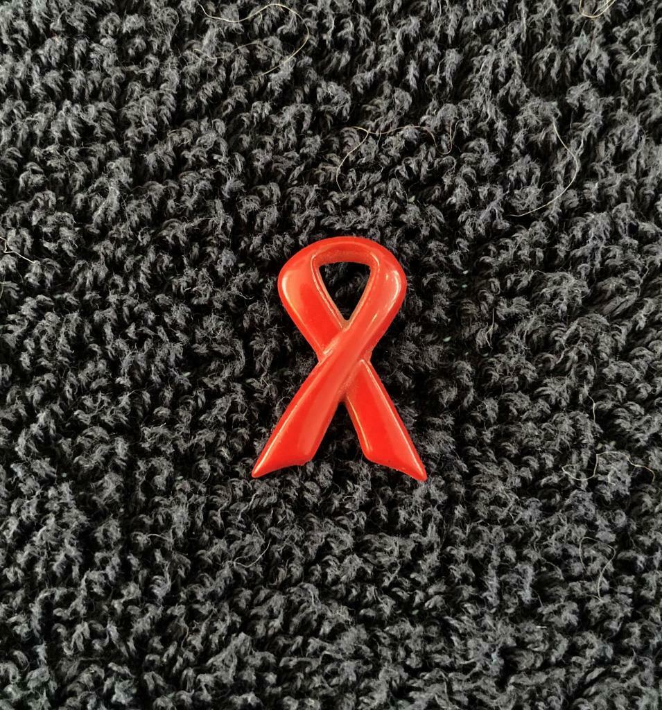 PIN - RUBAN POUR LA LUTTE CONTRE LE SIDA - AIDS, Envoi, Comme neuf, Autres sujets/thèmes, Insigne ou Pin's