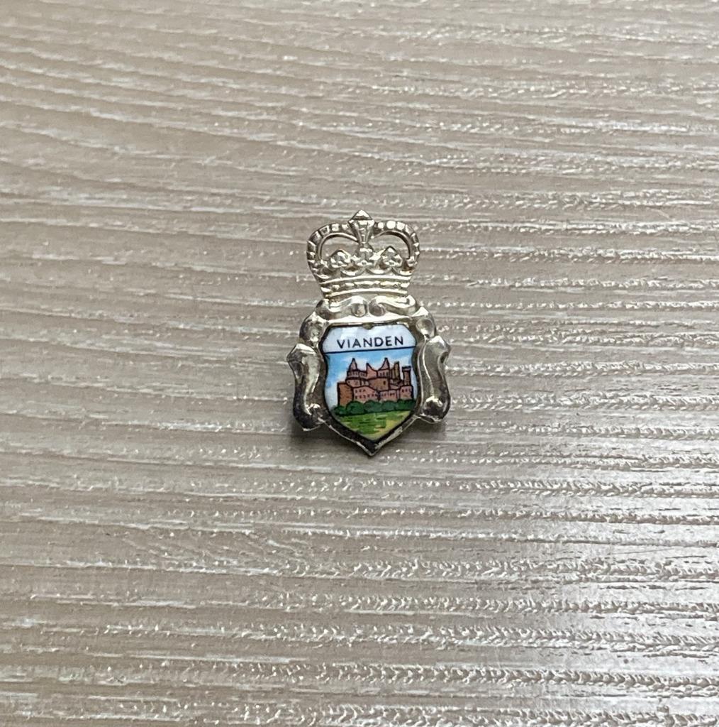 PIN - VIANDEN - LUXEMBURG - LUXEMBOURG, Envoi, Utilisé, Ville ou Campagne, Insigne ou Pin's