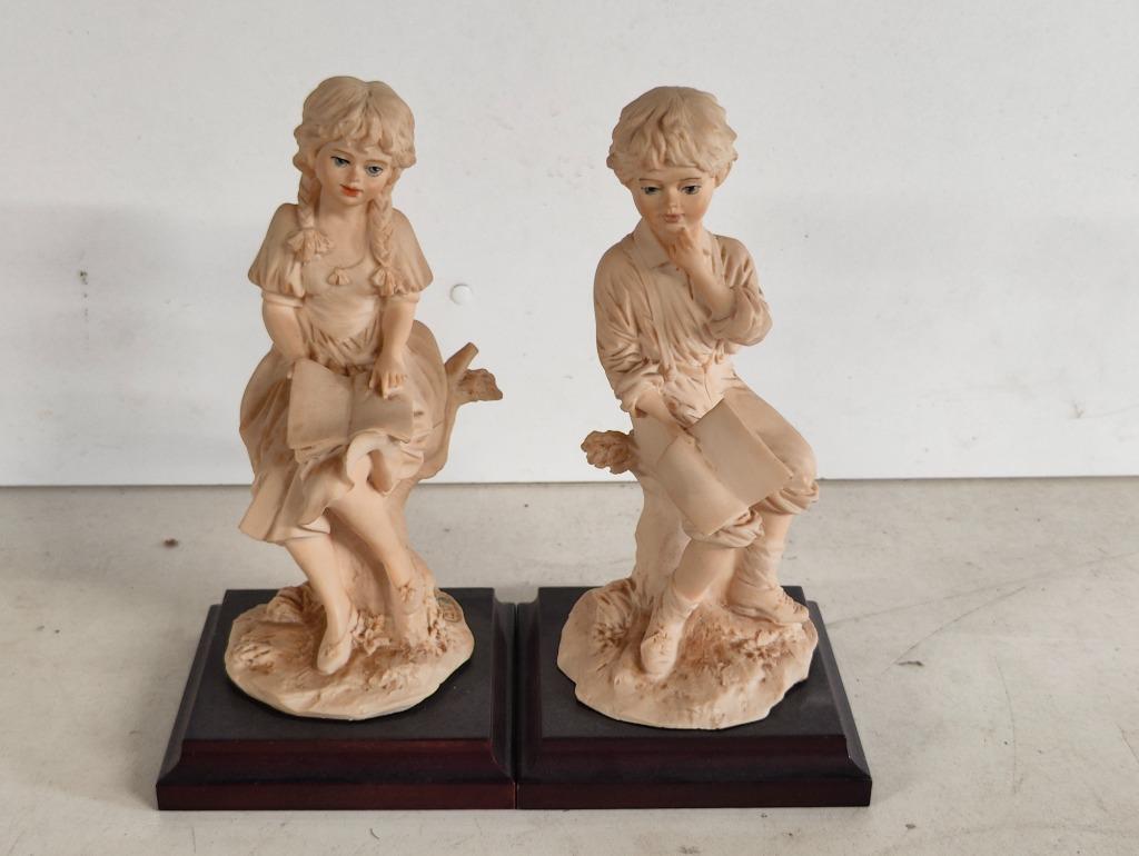 Lezende man & vrouw (boekensteun) in biscuit - Gesigneerd, Antiek en Kunst, Antiek | Keramiek en Aardewerk, Ophalen of Verzenden