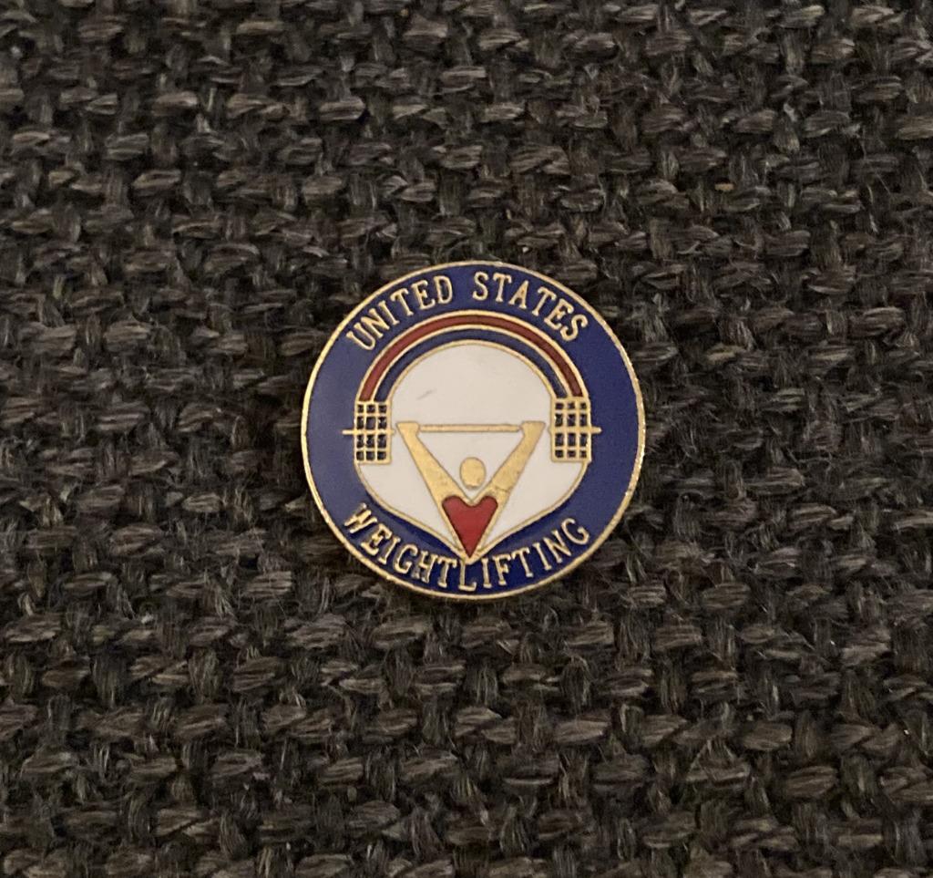BROCHE - WEIGHT LIFTING - UNITED STATES - GEWICHTHEFFEN, Verzenden, Gebruikt, Sport, Speldje of Pin