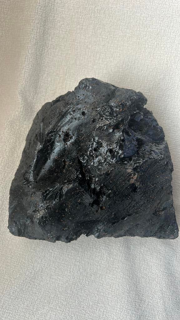 Obsidiaan, een vulkanische steen, is een beschermende steen., Verzamelen, Mineralen en Fossielen, Mineraal, Ophalen of Verzenden
