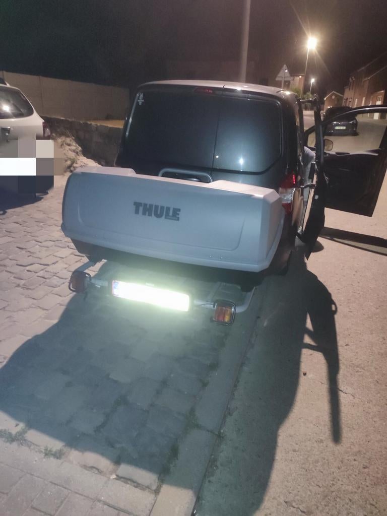 Seizoensverhuurbox op trekhaak Thule Towbox, Auto diversen, Dakkoffers, Ophalen of Verzenden, Zo goed als nieuw