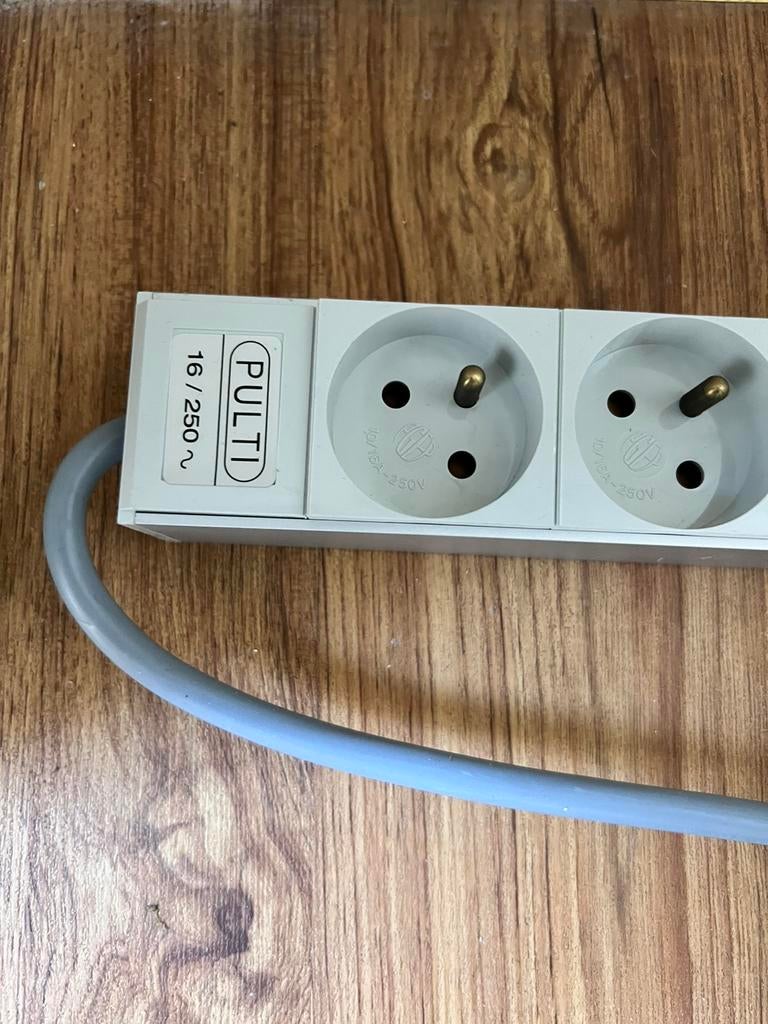 3 rallonges de qualité neuf 9 prises par rallonge, Bricolage & Construction, Électricité & Câbles, Enlèvement ou Envoi, Comme neuf