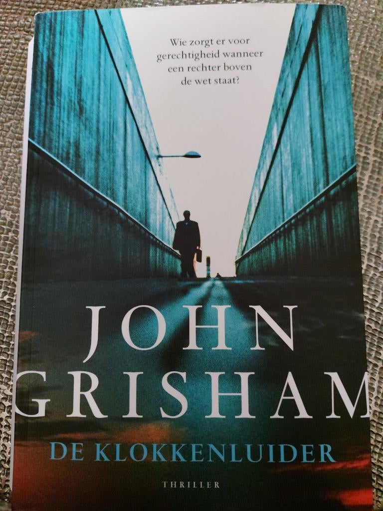 John Grisham.  Thriller  De klokkenluider, Ophalen of Verzenden, Zo goed als nieuw
