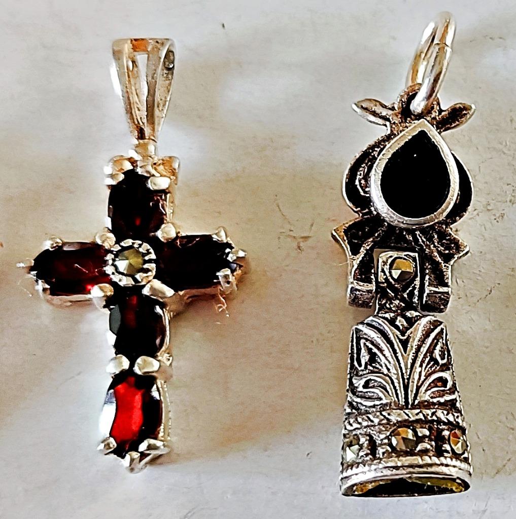 Pendentif croix ou autre motif en argent, grenats/marcassite, Enlèvement ou Envoi, Comme neuf, Croix ou Symbole, Avec pierre précieuse