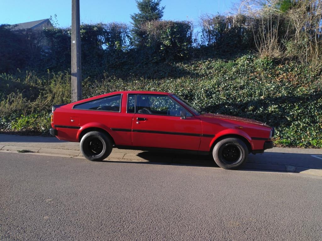 A vendre, TOYOTA corolla 1.6 GT DOHC coupé (TE71), Autos, Toyota, Rouge, 87 kW, Boîte manuelle, Tissu