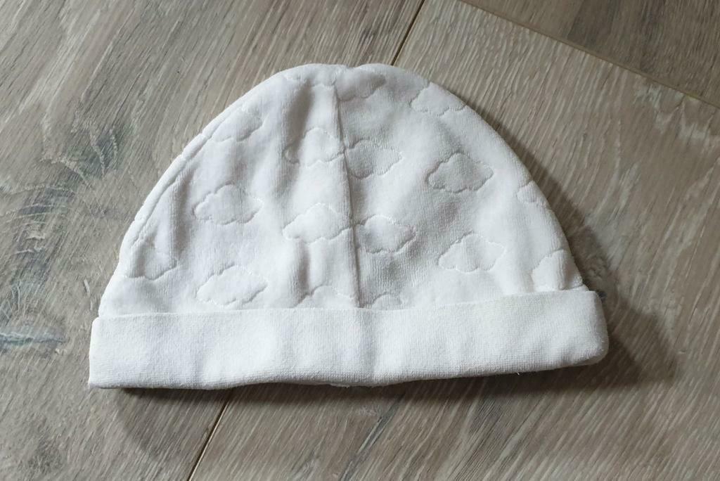 Bonnet de naissance blanc avec des nuages, Enfants & Bébés, Vêtements de bébé | Bonnets, Écharpes & Moufles, Enlèvement ou Envoi