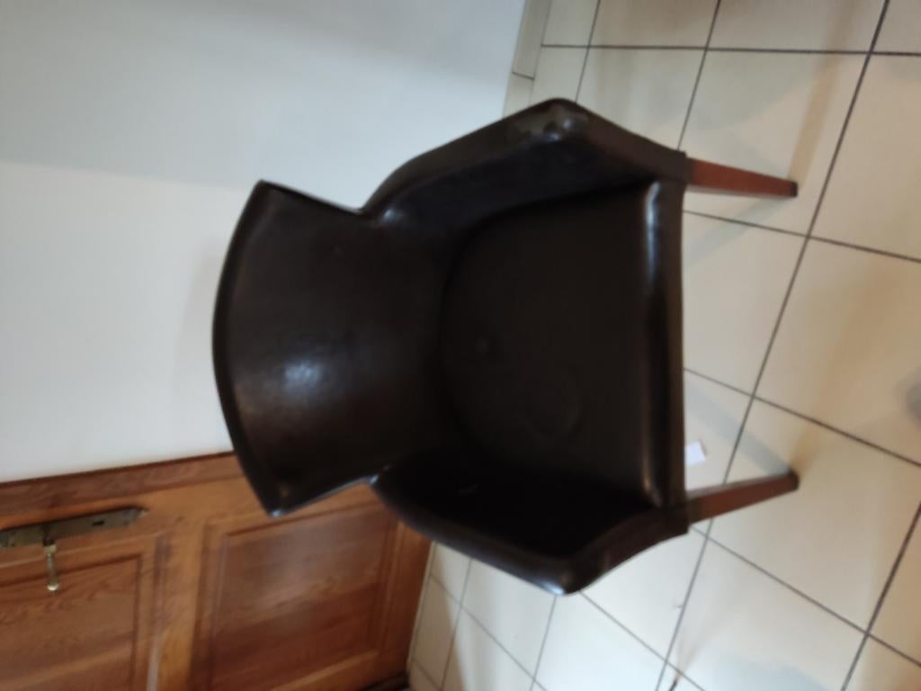 Zeer stevig donkerbruin aangenaam zeteltje om in te zitten., Ophalen, Zo goed als nieuw