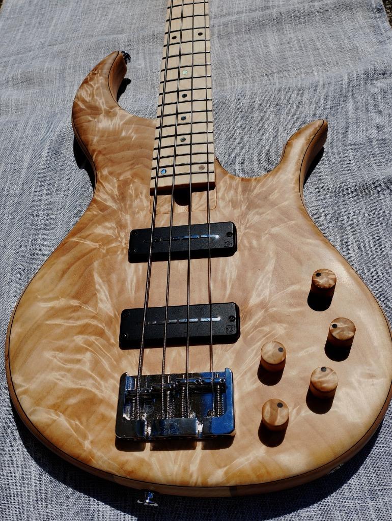 Mirel bass Voievod 5, Musique & Instruments, Instruments à corde | Guitares | Basses, Enlèvement ou Envoi