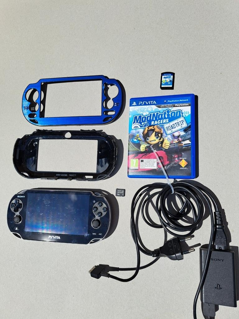 Zeer mooie  PS VITA 1004 met 1 game, oplader + 4gb-kaart, Ophalen of Verzenden, Zo goed als nieuw, PSP