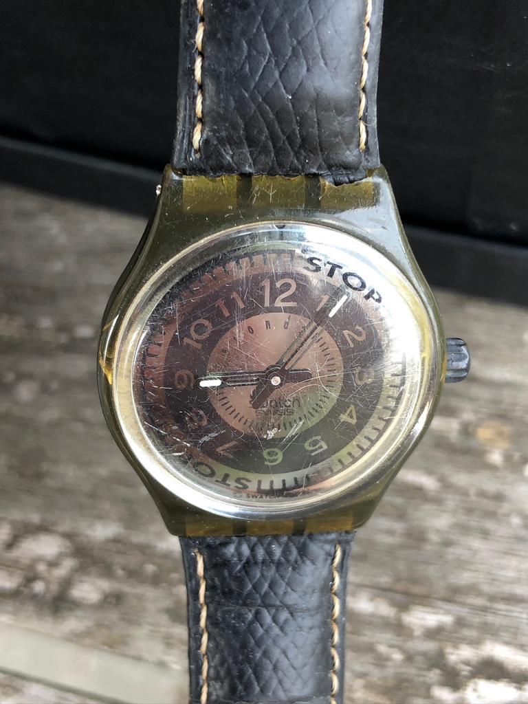 Montre Swatch noir homme bracelet cuir, Handtassen en Accessoires, Horloges | Heren, Ophalen of Verzenden, Gebruikt, Leer, Swatch