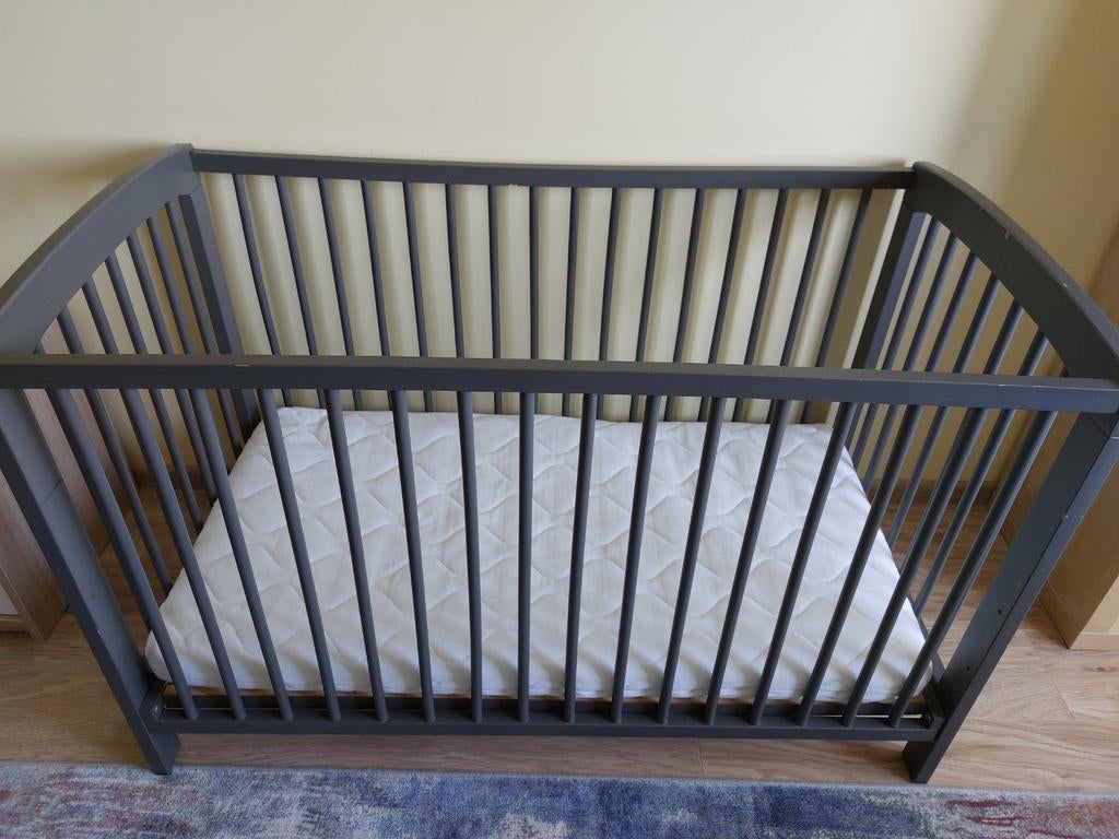 Babybed met matras, Aerosleep matrasbeschermer, 4 hoeslaken, Ophalen, Zo goed als nieuw, Matras